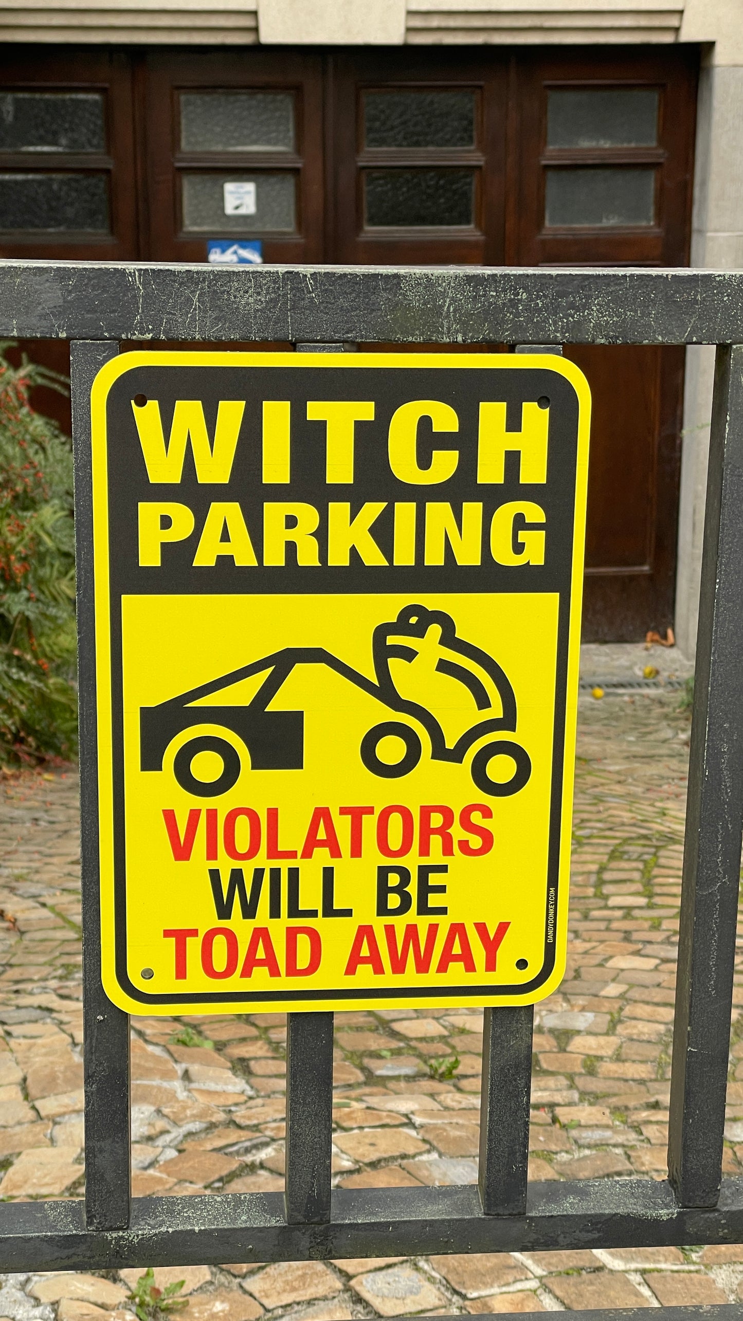 Witch funny 'no parking' sign